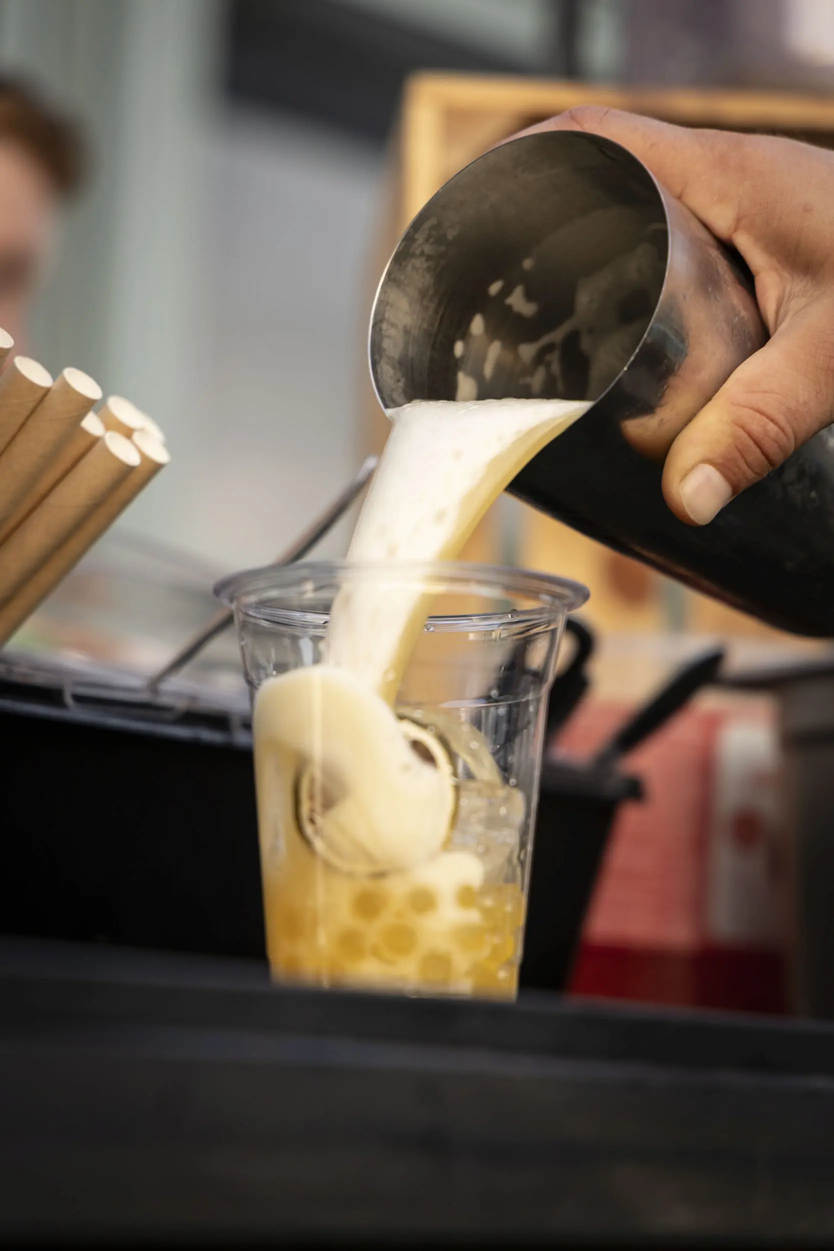 Bubble tea wordt vers bereid met popping boba