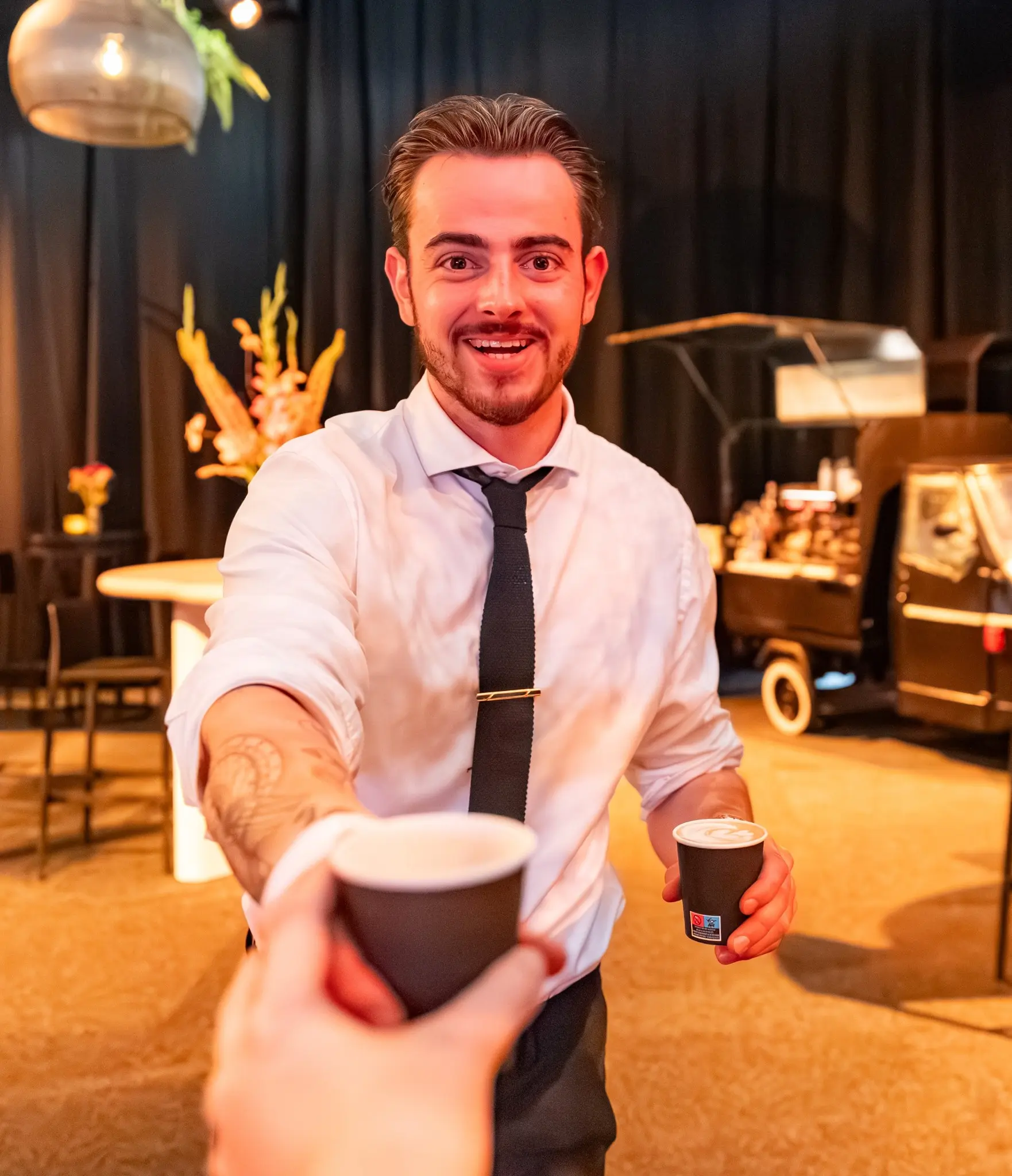 Barista serveert koffie op zakelijk event