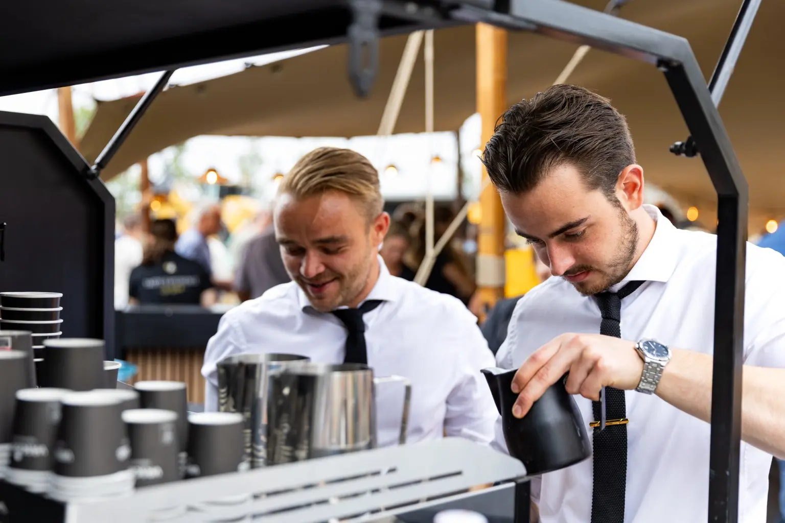 Barista's in actie bij matcha & koffiebar