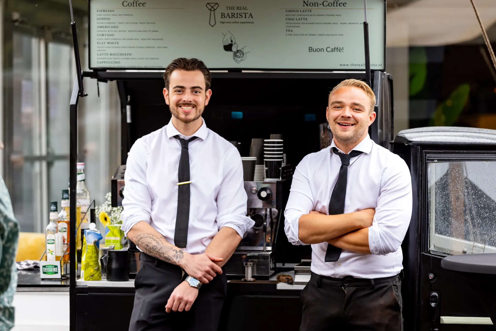 Professionele barista aan het werk